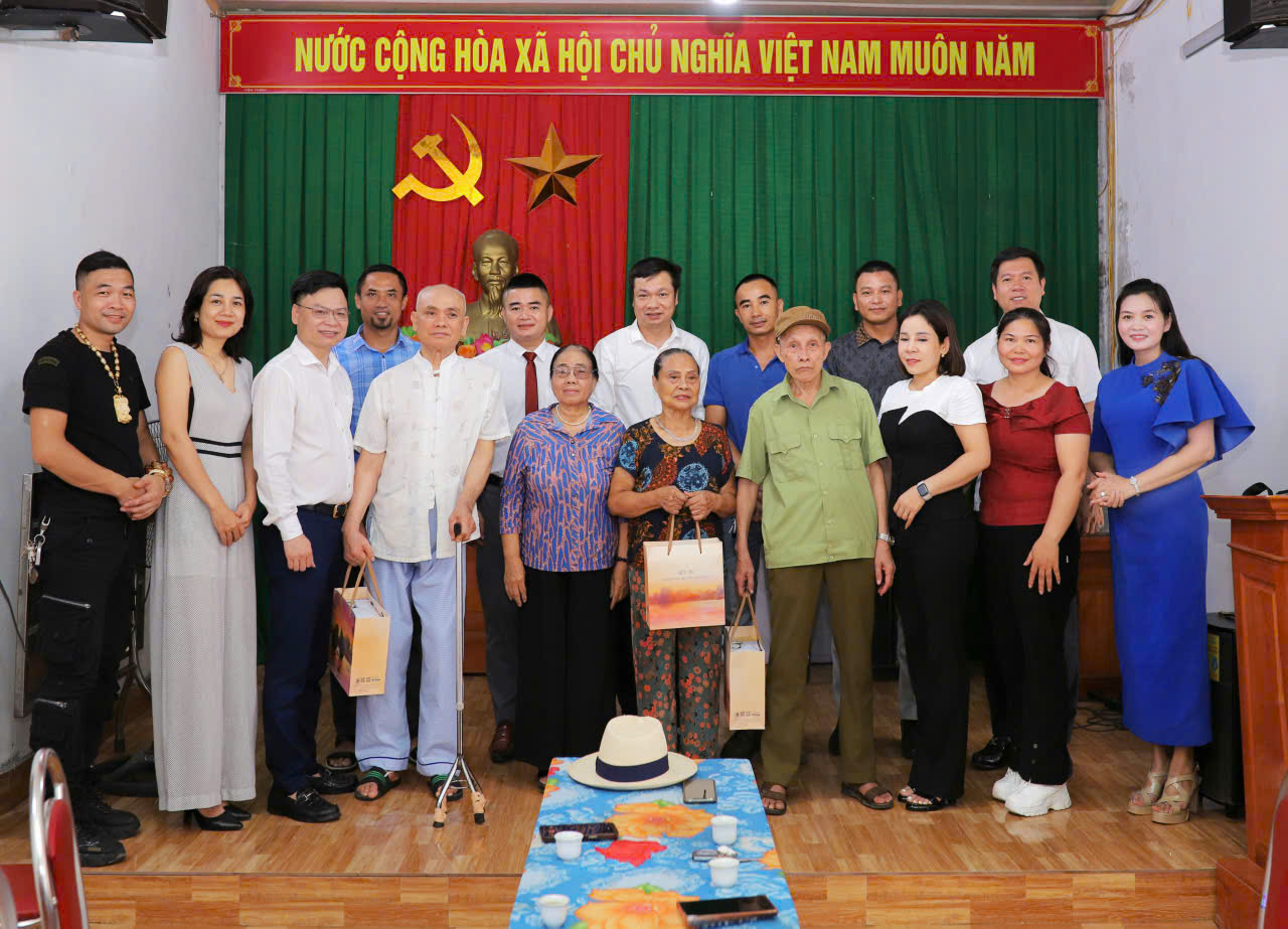 Hoa hậu Trí tuệ Phạm Duy cùng cộng đồng doanh nhân CEO 1983 thắp lửa tri ân tại Ninh Bình