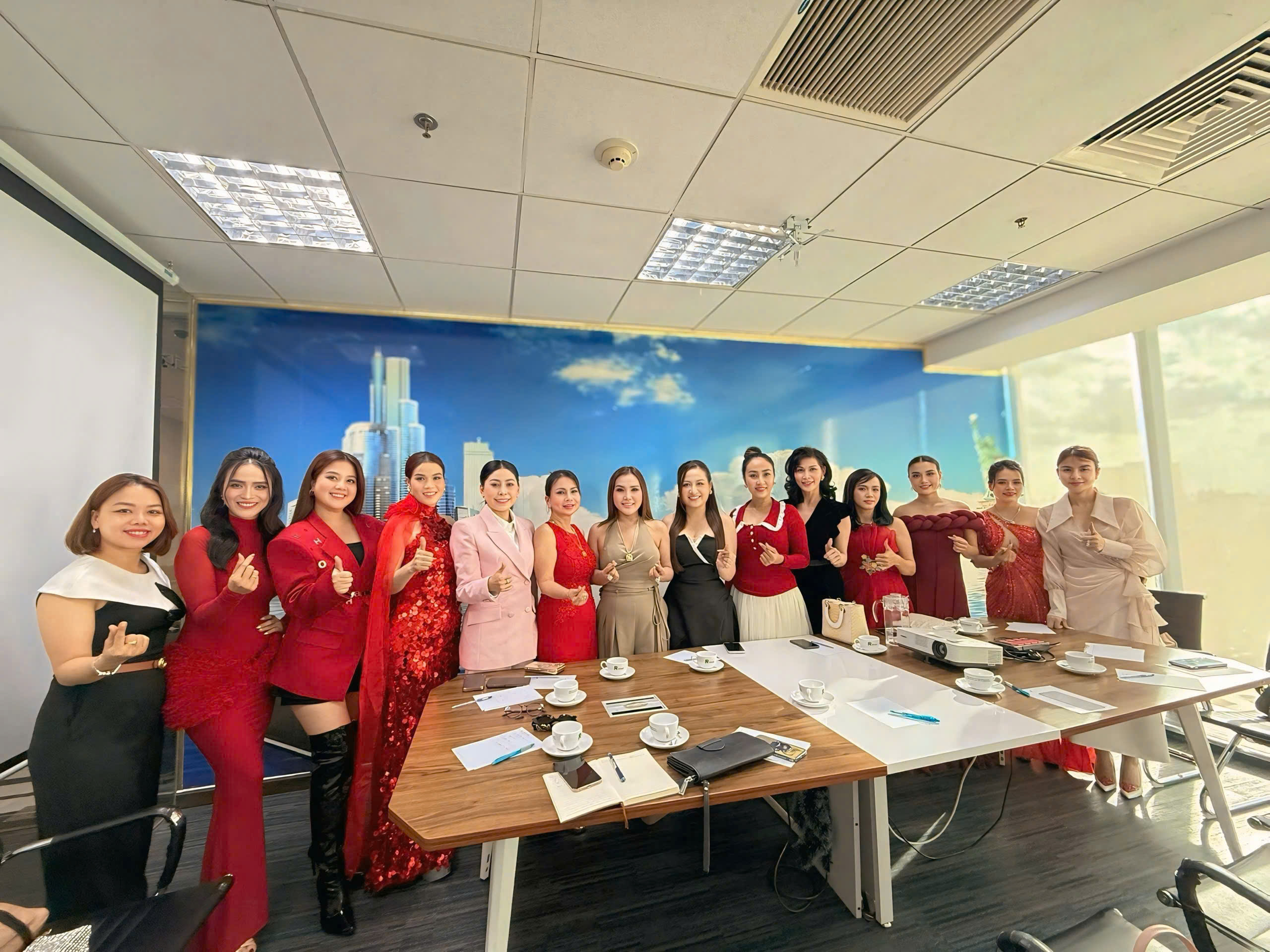 Dàn Hoa hậu – Á hậu khu vực phía Nam hội ngộ cùng Chủ tịch Miss Business World, khởi động mùa thi mới